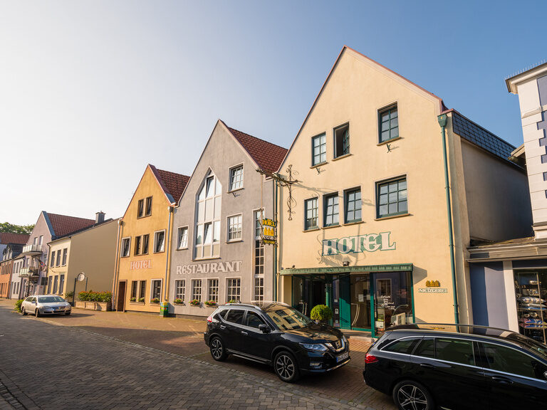 Eine Reihe von Häusern entlang einer Straßenseite.