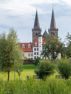 Eine mittelalterliche Kirche ragt über die Stadt hinaus