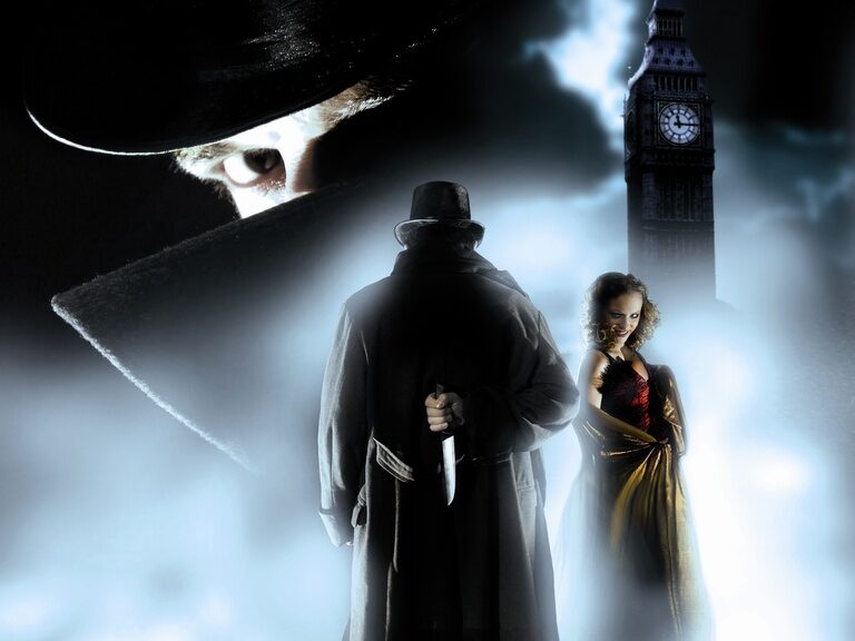 Drei mysteriöse Personen sind auf einem Poster abgebildet und im Hintergrund schimmert der Tower of London durch den Nebel.