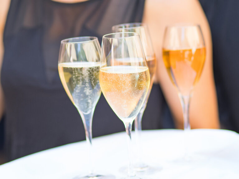 Auf einem Tisch stehen Sektgläser im Hotel Neumaier