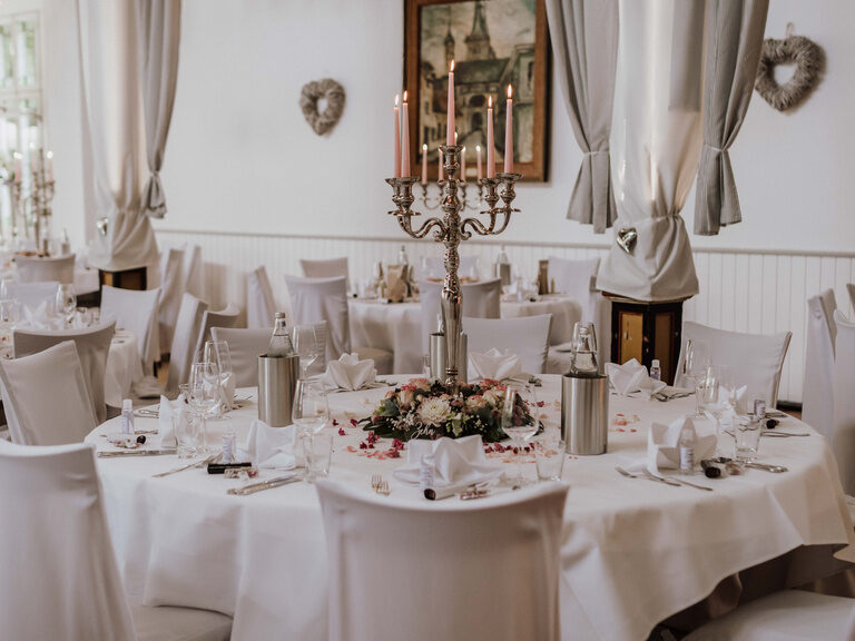 Tische sind für eine Hochzeit gedeckt.