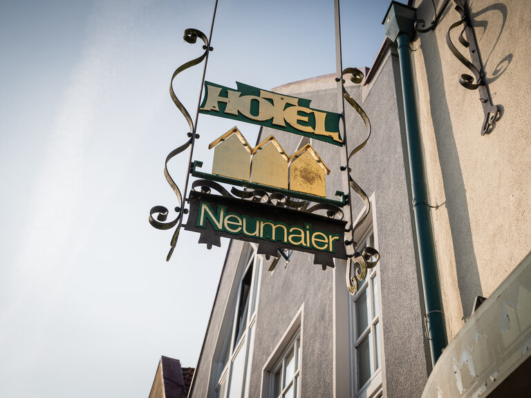 Das Eingangsschild mit dem Schriftzug Hotel Neumaier