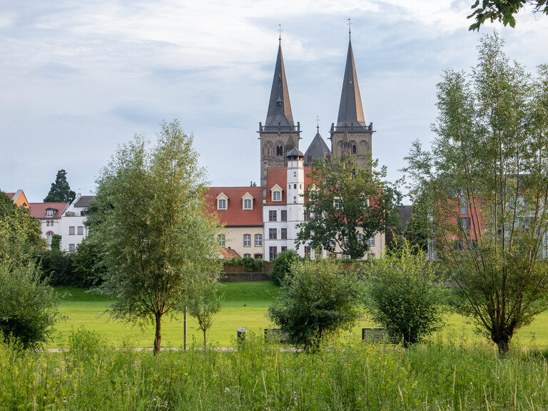 Eine mittelalterliche Kirche ragt über die Stadt hinaus