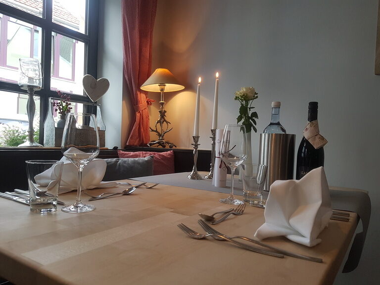 Ein Tisch ist schlicht für ein Essen gedeckt