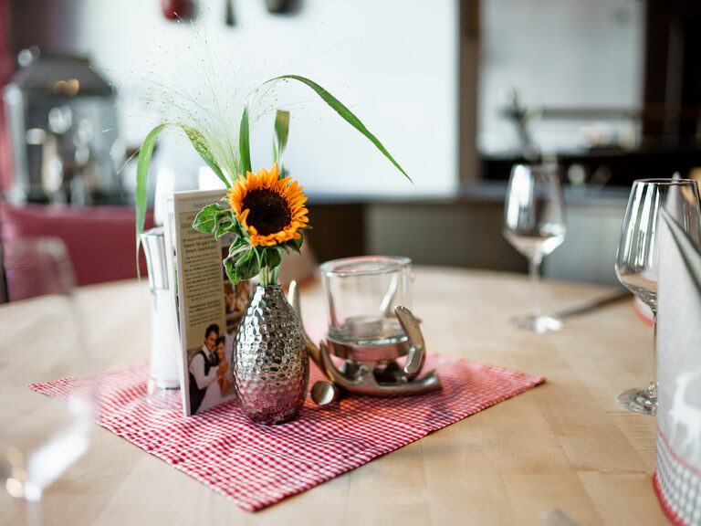 Eine Sonnenblume bietet den Mittelpunkt der Tischdeko für eine Hochzeit